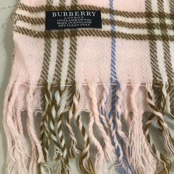 ๐ฏ Authentic Burberry Pink Lambswool Scarf ๐ - Picture 6 of 8